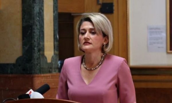 Kusari: Ura do të hapet, Qeveria njëzëri me presidenten