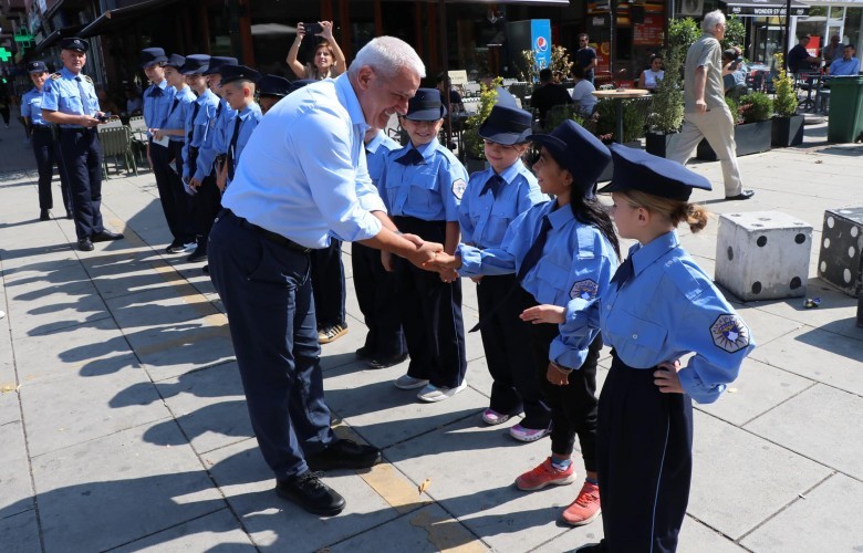 Sveçla shpërndan fotografi me fëmijët në uniformë të Policisë së Kosovës