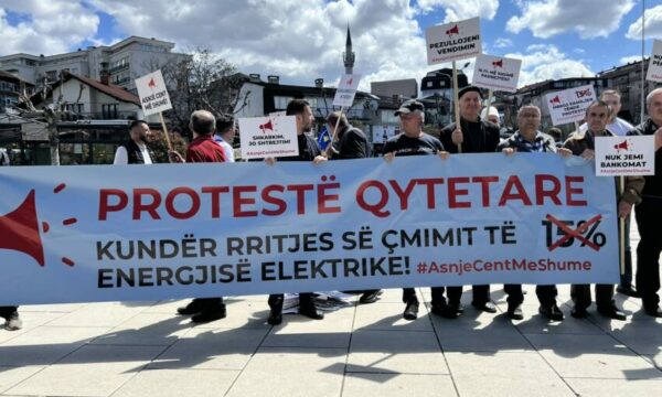 perfundon-protesta-kunder-shtrenjtimit-te-rrymes
