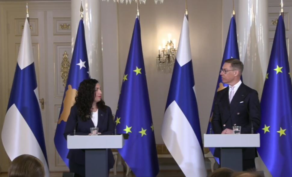osmani-ndan-dekorate-per-ushtrine-finlandeze-si-shenje-falenderimi-per-sherbimin-ne-kosove