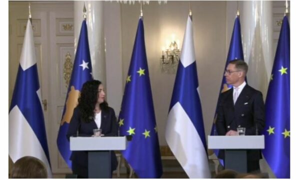 osmani-ndan-dekorate-per-ushtrine-finlandeze-si-shenje-falenderimi-per-sherbimin-ne-kosove