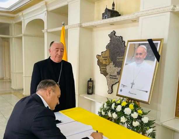 enver-hoxhaj-shkruan-ne-librin-e-zise-ne-nderim-te-papa-franceskut