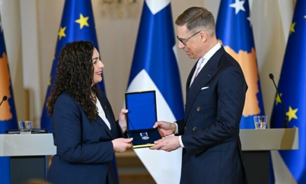 osmani-nderon-forcat-e-armatosura-te-finlandes-me-medaljen-presidenciale-ushtarake