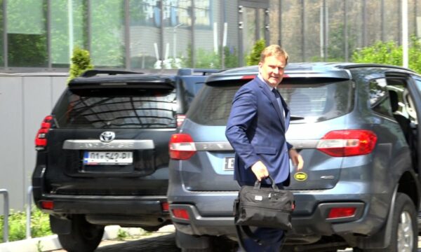 “po-punojme,-kaq”,-sorensen:-eshte-vizite-normale,-do-te-vazhdoj-ne-beograd-pastaj-ne-bruksel