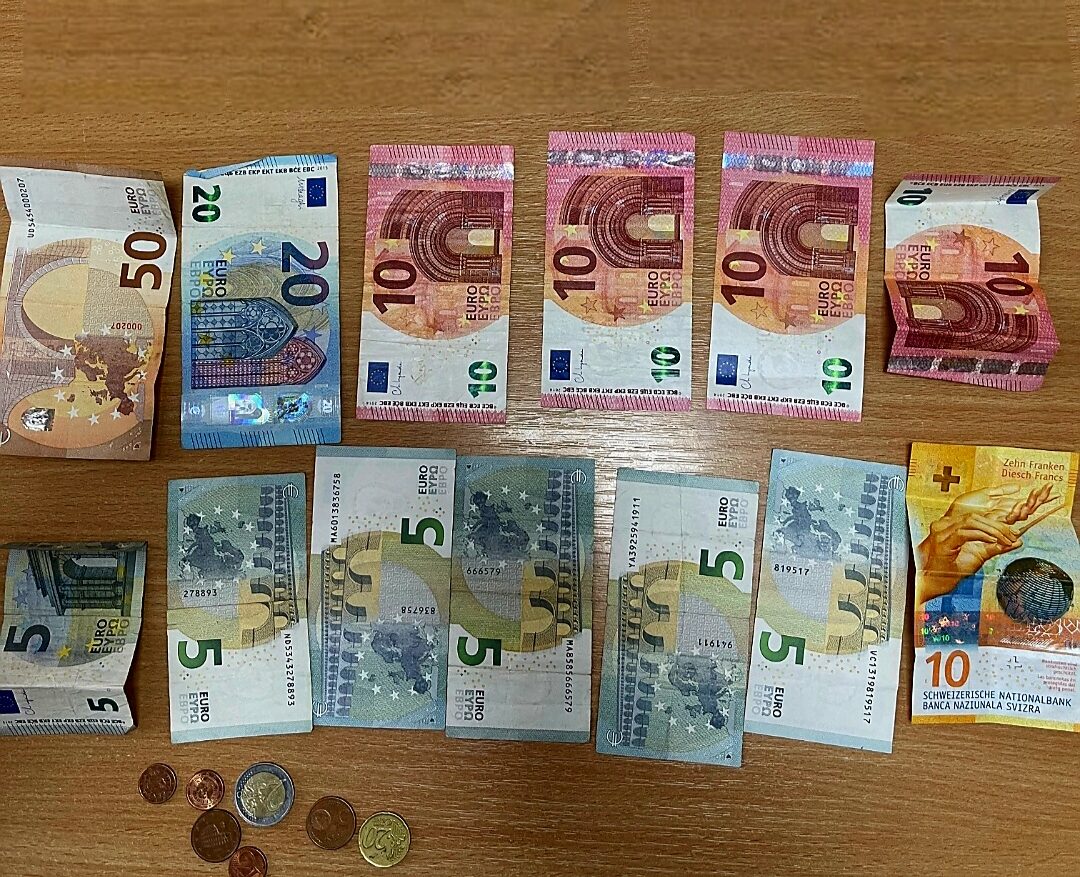 47-vjecari-nga-shtimja-e-gjen-nje-portofol-ne-rruge,-bashke-me-policine-ia-dorezojne-pronares