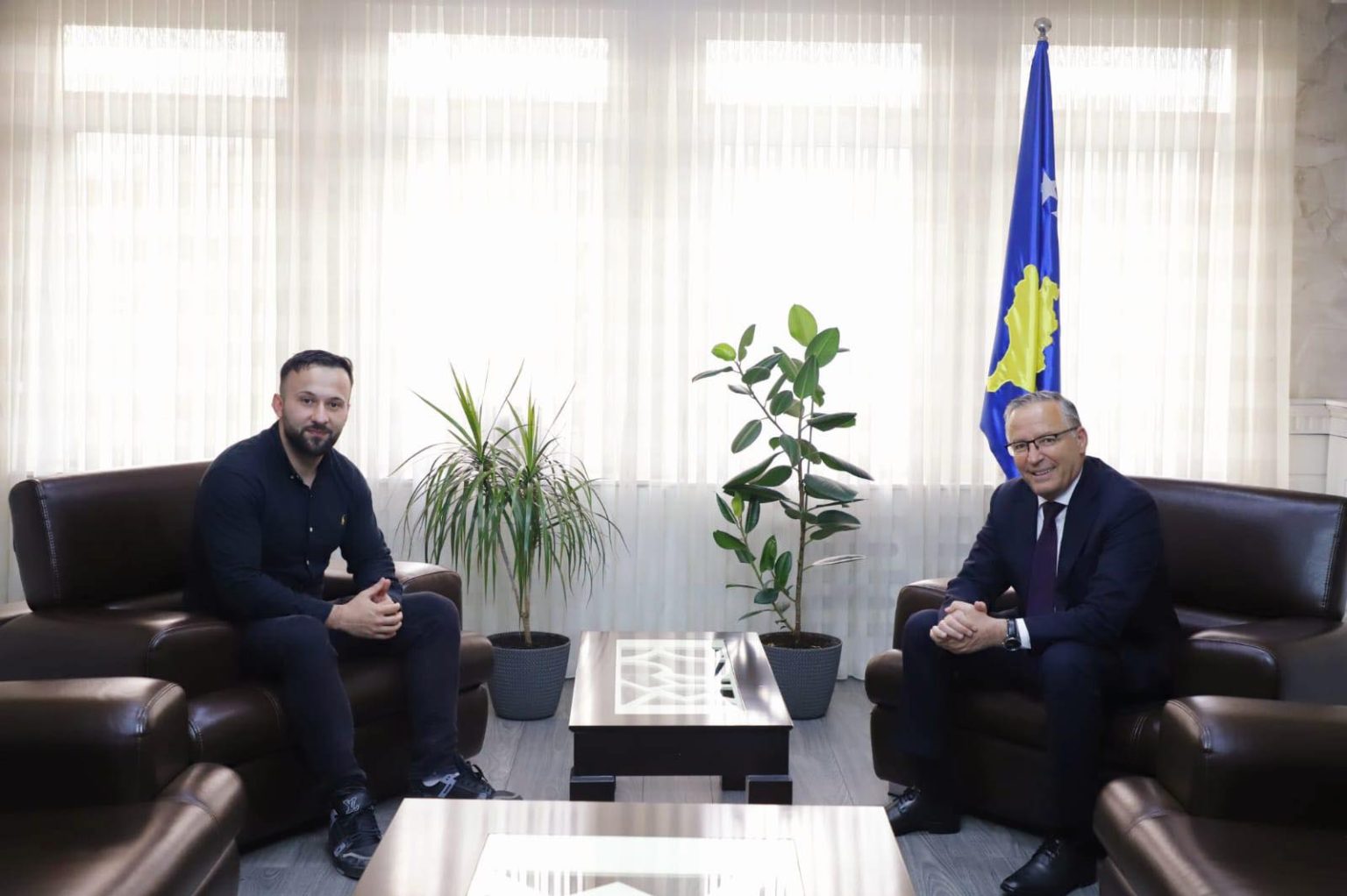 hamza-takon-djalin-e-heroit-artim-jashari:-po-sherben-me-nder-si-ushtarak-i-ri-ne-zvicer