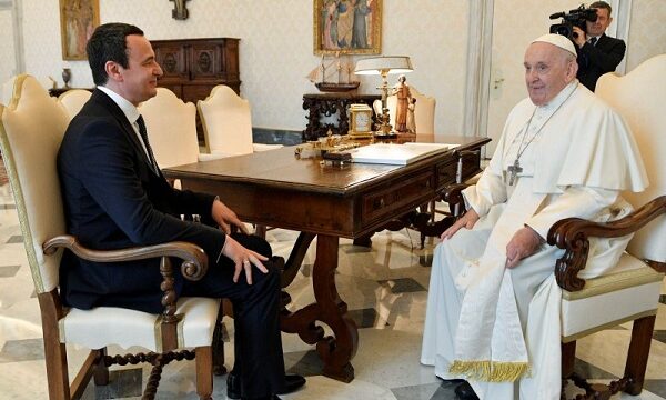 kurti-udheton-drejt-romes-per-te-marre-pjese-ne-varrimin-e-papa-franceskut