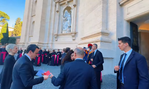 presidentja-osmani-dhe-kurti-arrijne-ne-vatikan-per-te-marre-pjese-ne-varrimin-e-papa-franceskut