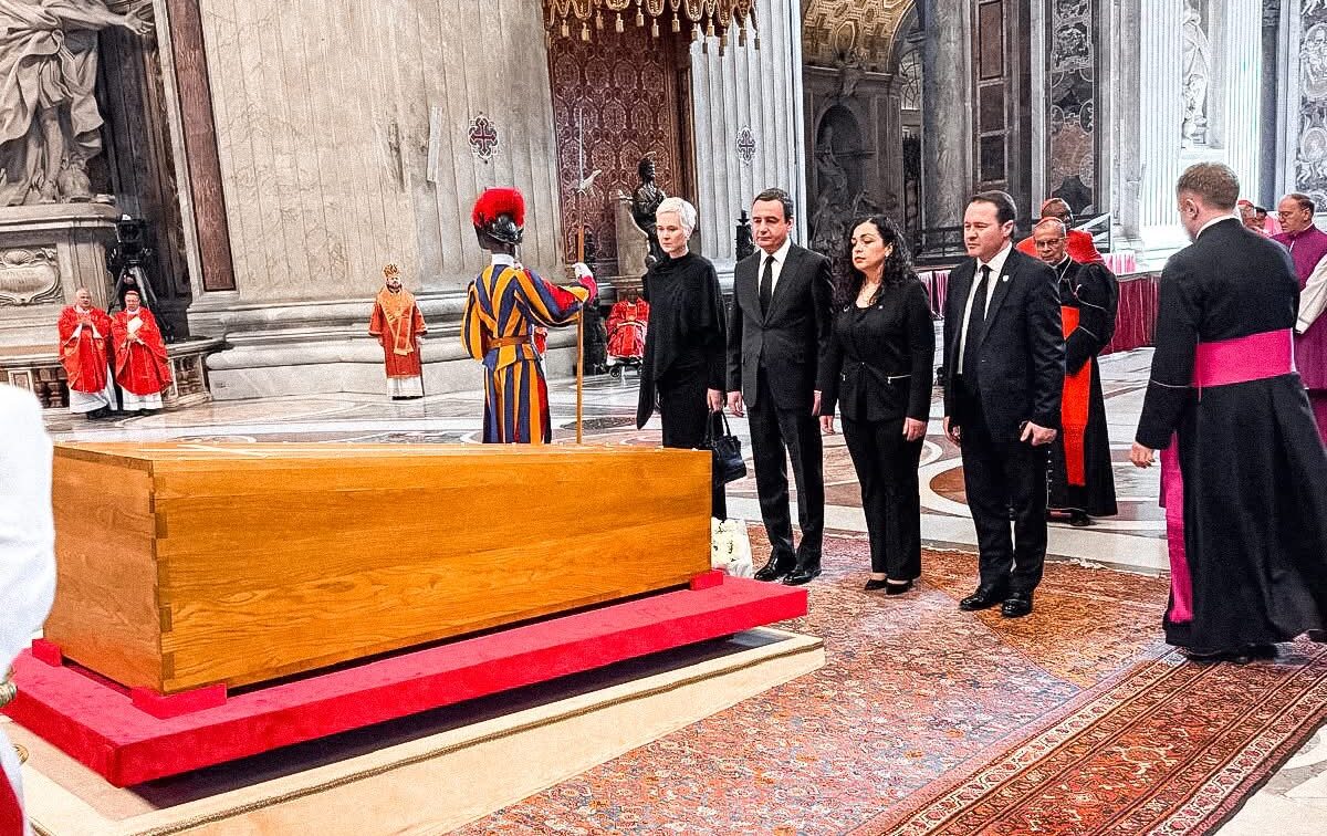 kurti-pjesemarres-ne-var*rimin-e-papa-franceskut,-bashke-me-osmanin-bene-homazhe-prane-arkivolit