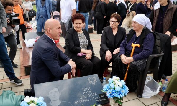 haradinaj-ben-homazhe-ne-meje,-skivjan-dhe-prejlep:-liria-jone-ka-emrin-e-deshmoreve-dhe-martireve