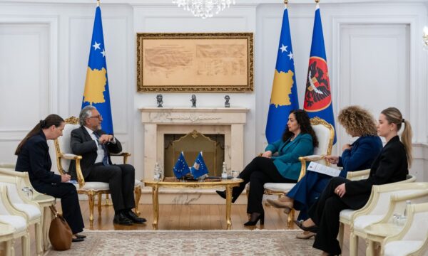presidentja-osmani-dhe-shefi-i-eulex-it-diskutojne-per-sigurine-dhe-sundimin-e-ligjit-ne-kosove