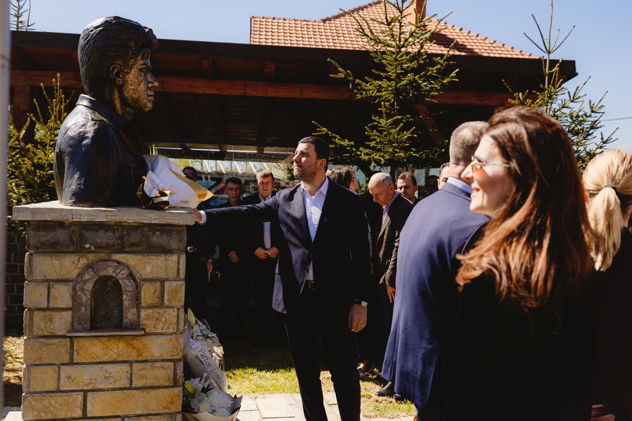 memli-krasniqi-ben-homazhe-ne-prekaz-ne-nderim-te-ilaz-kodres