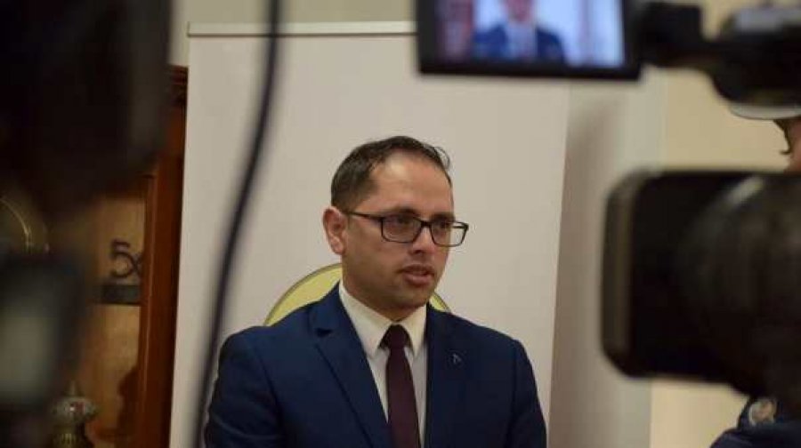 i-shpertheu-vetura-private-ne-oborrin-e-qkuk-se,-hajdari:-s’kam-kurrfare-obligime-ndaj-askujt