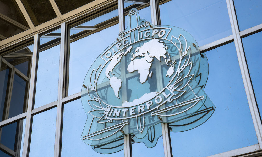 interpol-s’e-ndryshon-vendimin-per-mosleshimin-e-fletarrestimeve-per-dodikun-e-stevandiqin