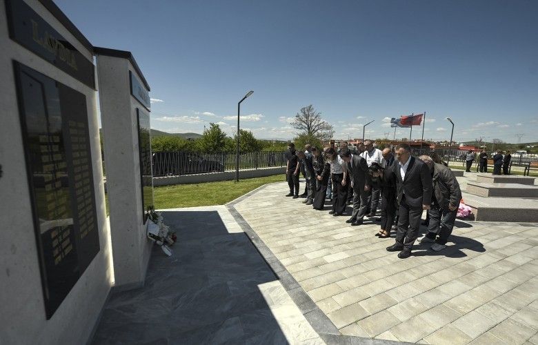 kurti-beri-homazhe-ne-kompleksin-e-martireve-ne-cikatove-te-re