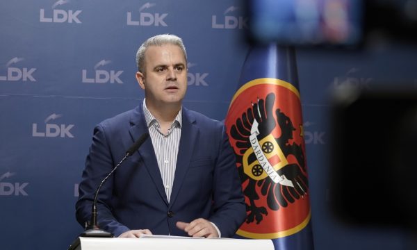 visar-azemi:-nuk-i-nenshtrohemi-arrogances-politike