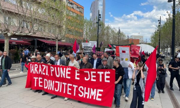 protestohet-per-1-maj-per-padrejtesite-qe-u-behen-punetoreve