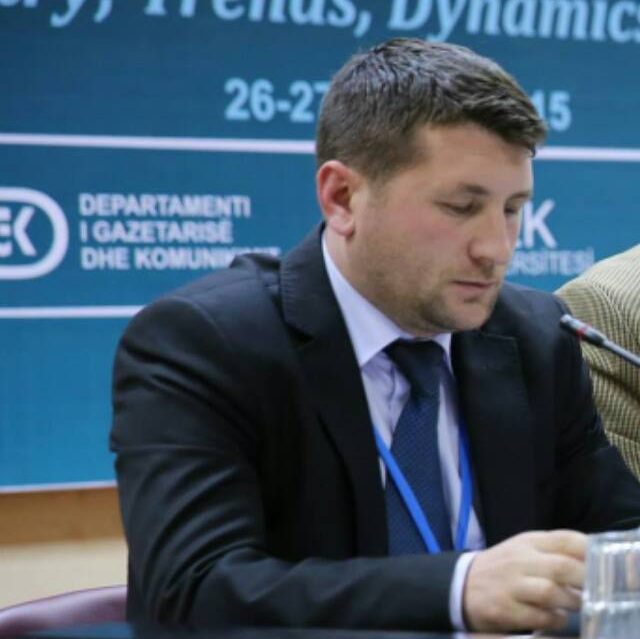 profesori-i-gazetarise:-pushteti-qe-lufton-me-mediat,-frikesohet-nga-zeri-i-qytetareve