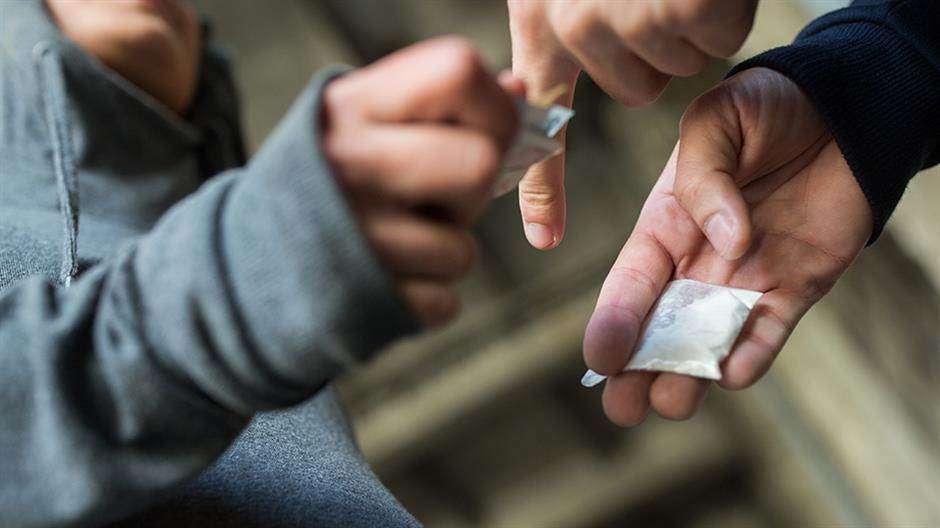 i-riu-ne-prishtine-kerc’enon-familjen,-u-kerkon-para-per-droge