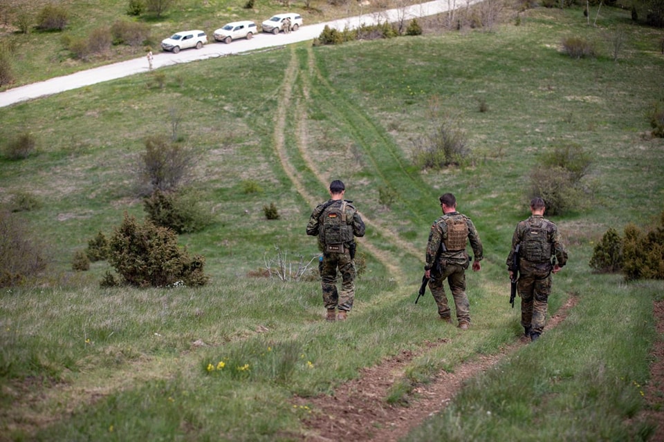 ushtaret-amerikane-dhe-gjermane-patrullojne-pergjate-kufijve-te-kosoves
