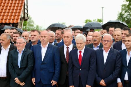 ramush-haradinaj-perkujton-vellane-e-tij,-luanin