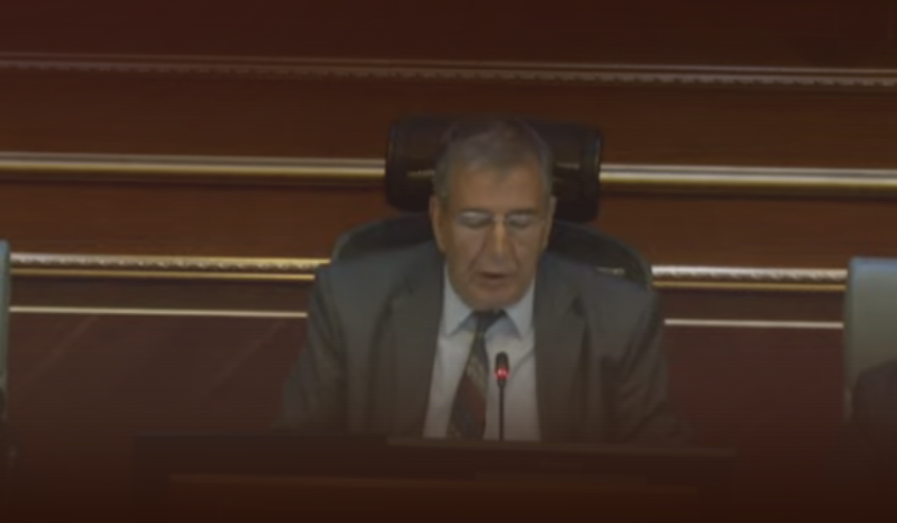 hoxha-e-pdk-se:-sot-kryesuesi-i-seances-s’e-nderoi-me-nje-minute,-figuren-e-kaqusha-jasharit