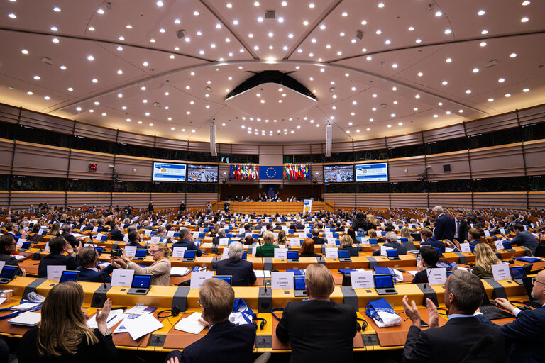 parlamenti-evropian-miraton-rezolute,-kerkohet-serish-heqja-e-masave-ndaj-kosoves