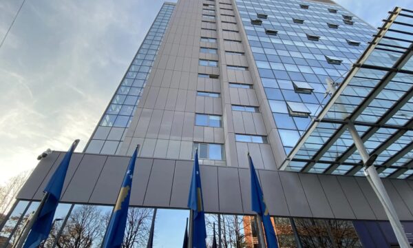 qeveria-be-se:-te-hiqen-sa-me-pare-masat-ndeshkuese-ndaj-kosoves