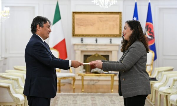 osmani-pranoi-letrat-kredenciale-nga-ambasadori-i-ri-i-italise,-maurizio-antonini