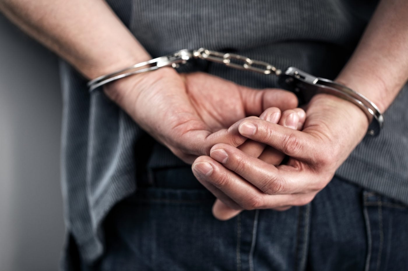 arrestohen-dy-persona-ne-zvecan,-dyshohen-per-vjedhje-ne-nje-depo-pijesh