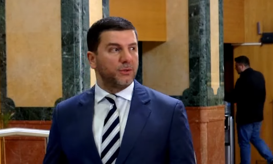 krasniqi:-kurti-s’i-ka-numrat-per-t’u-bere-kryeminister,-prandaj-po-e-perserit-te-njejtin-skenar