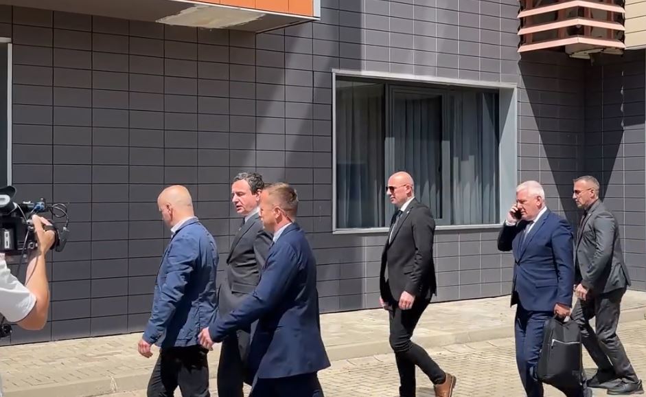 “kryeminister,-sa-do-te-vazhdoje-kjo-situate?”,-kurti-s’e-thote-as-edhe-nje-fjale-para-gazetareve
