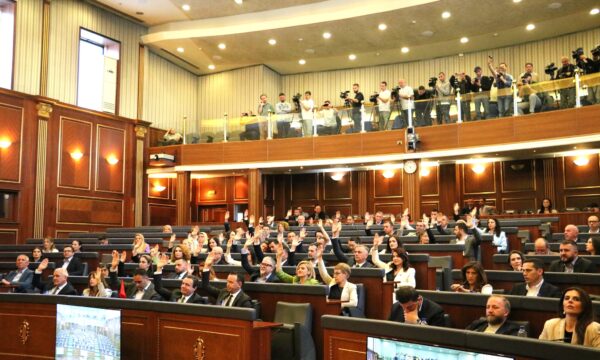 aak-me-mbeshtetjen-e-pdk-dhe-ldk-e-ka-cuar-ne-kushtetuese-ceshtjen-e-votimit-te-fshehte