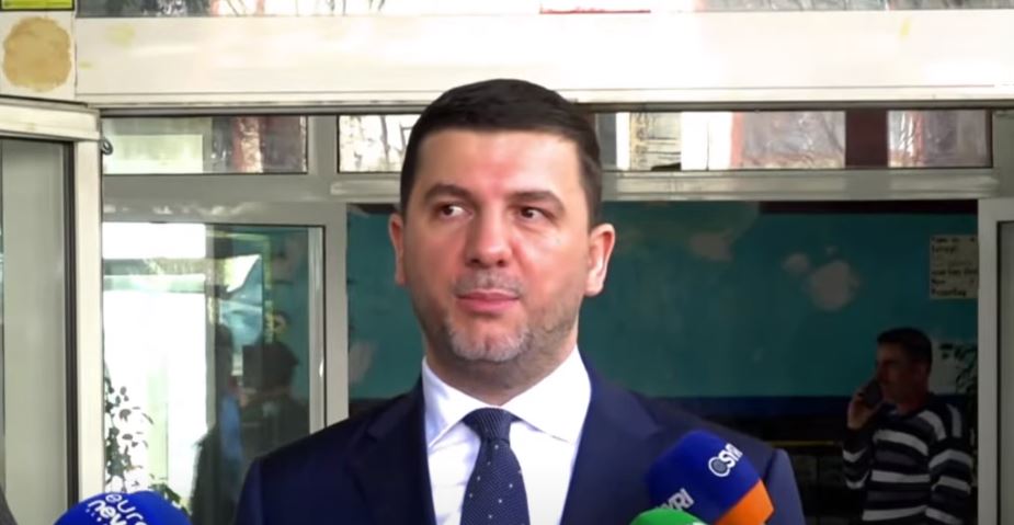 zedhenesi-i-pdk-se:-kryetari-memli-krasniqi-pranon-ftesen,-shkon-per-takim-tek-presidentja-osmani