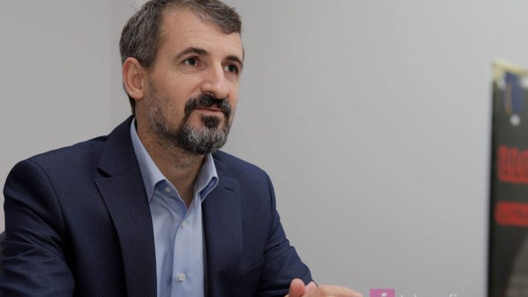 miftaraj:-deputetet-e-vv-se-i-kane-ra-shkelm-fukarallekut-–-secili-i-veshur-me-garderobe-firmato
