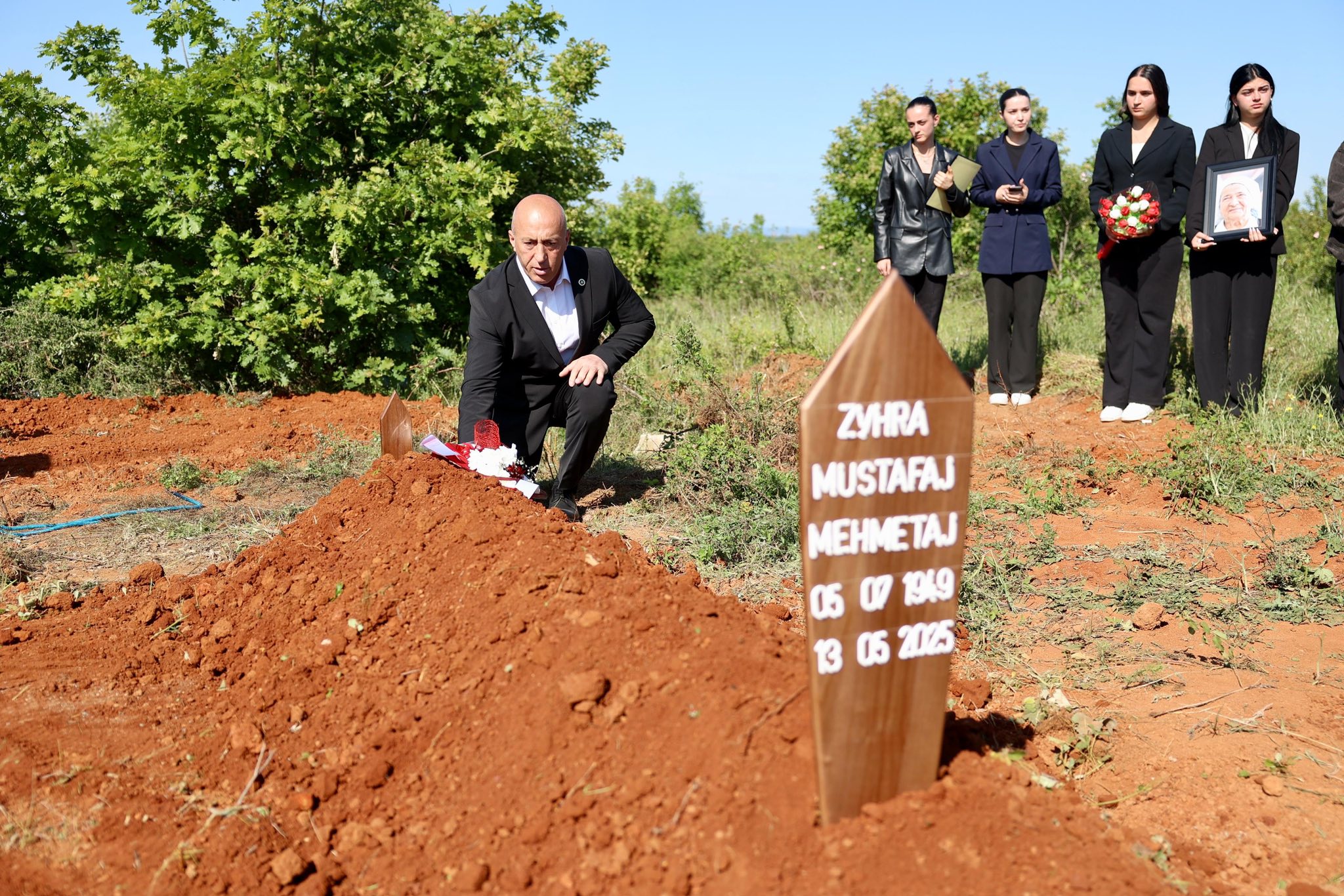 varroset-nena-e-deshmorit-agron-mehmetaj,-haradinaj:-ishte-nje-grua-fisnike-shqiptare