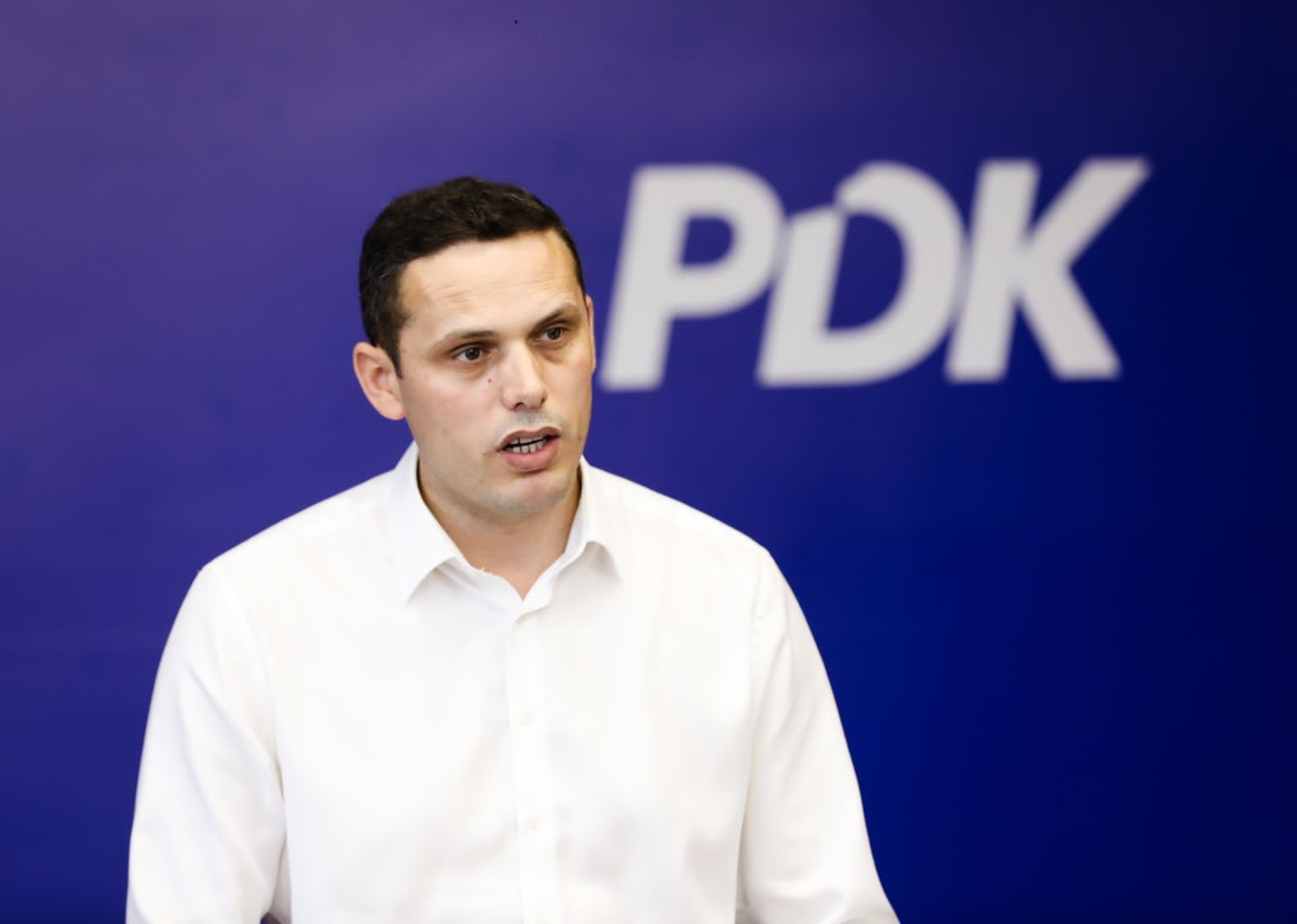 gruda:-haxhiu-eshte-e-papranueshme-per-kryetare-–-ka-hedhur-gaz-lotsjelles