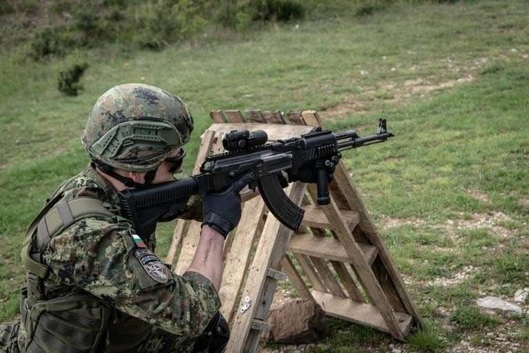 ushtaret-bullgare-te-kfor-it-zhvillojne-stervitje-me-qitje-reale-ne-kosove