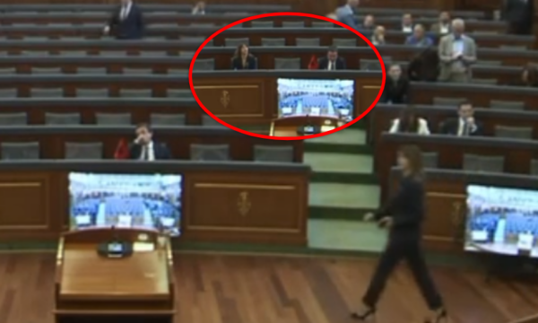 kurti-s’flet-me-kandidaten-albulena-haxhiun-kur-kjo-hyri-ne-salle-–-cfare-po-ndodhe?