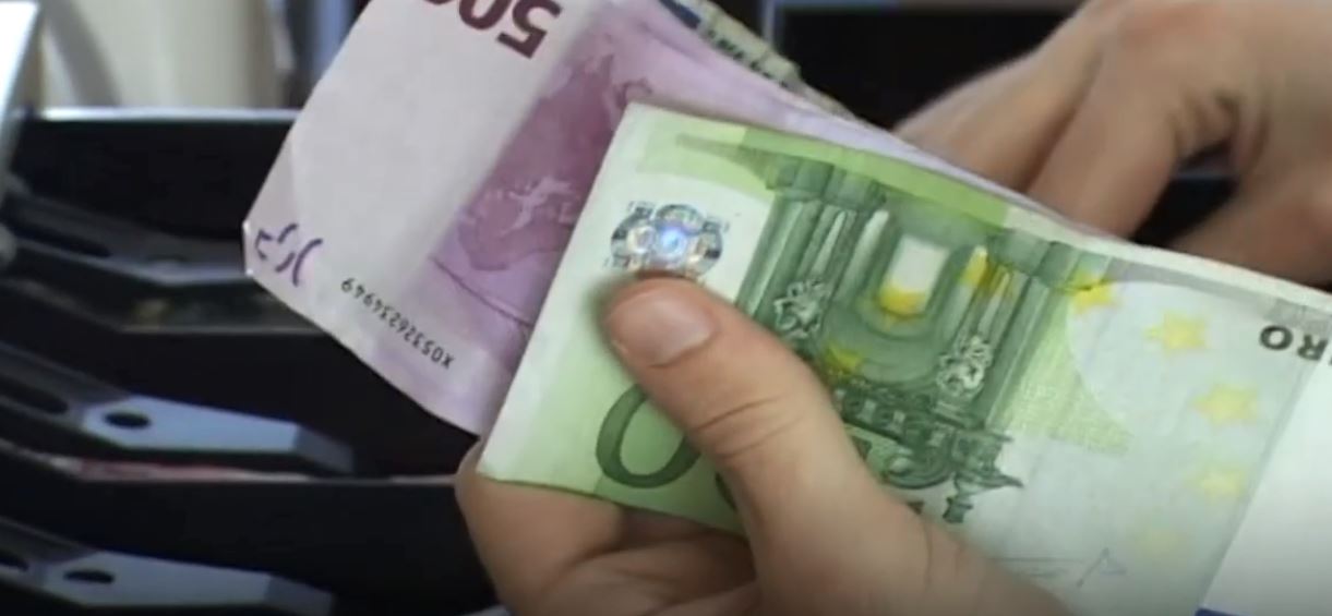 nje-qytetar-ne-skenderaj-gjen-para-ne-rruge,-policia-ne-kerkim-te-pronarit-te-tyre