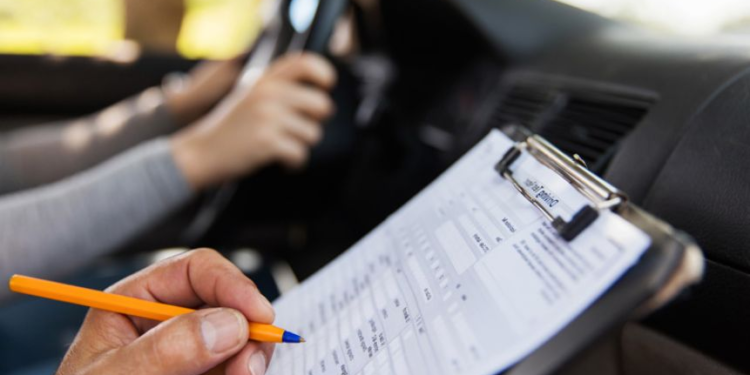 i-kerkuan-para-nje-kandidatje-per-ta-kaluar-ne-testin-praktik-te-vozitjes,-arrestohen-dy-zyrtare