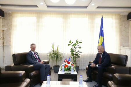 hamza-takon-ambasadorin-britanik,-flasin-per-nevojen-e-krijimit-te-institucioneve-te-reja
