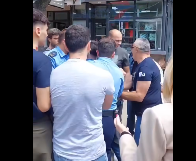 policia-del-me-sqarim-pse-nderhyri-ne-defilimin-e-maturanteve-ne-mitrovicen-e-veriut