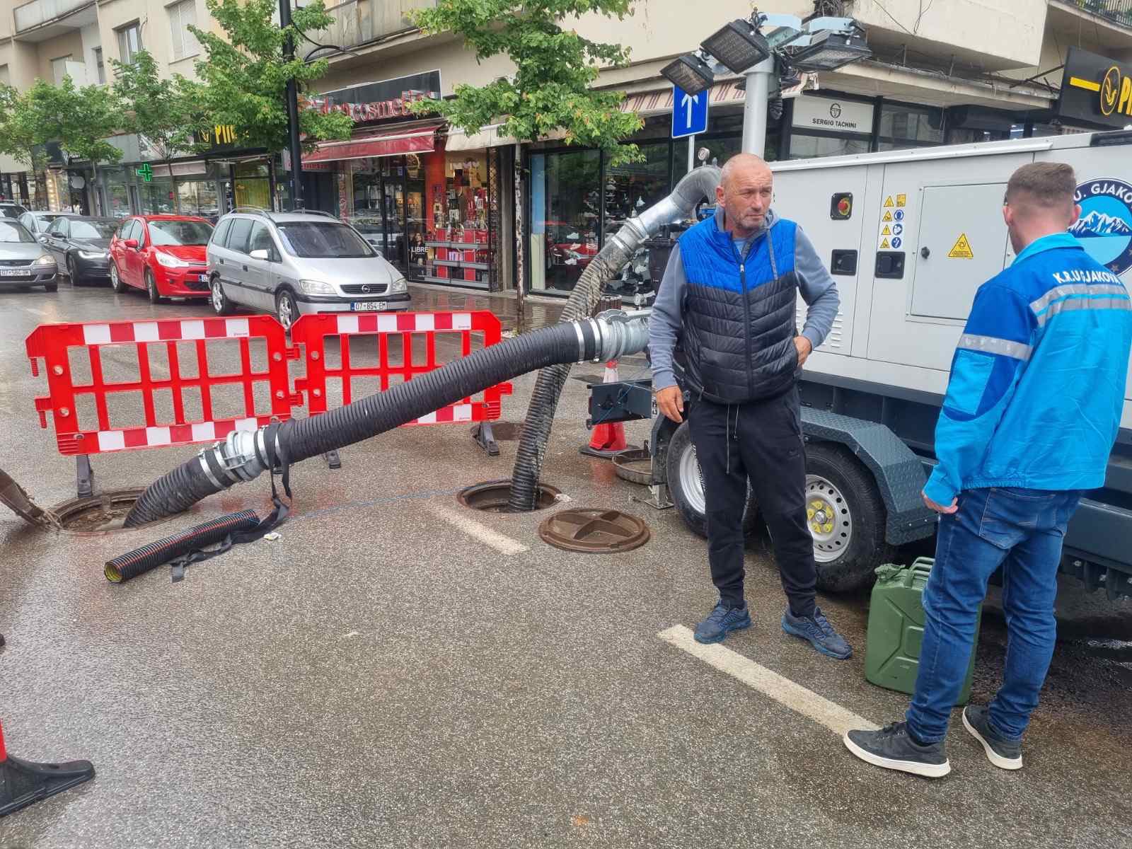 kru-“gjakova”-intervenon-ne-qytet-dhe-dy-fshatra-per-funksionimin-e-rregullt-te-rrjetit